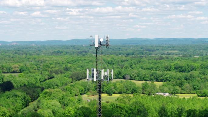 森林环境中5g网络用带天线的通信塔