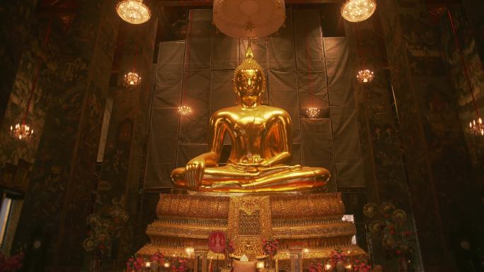 寺庙中金佛雕像的中景。