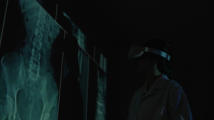 亚洲女医生使用VR耳机观看X光片