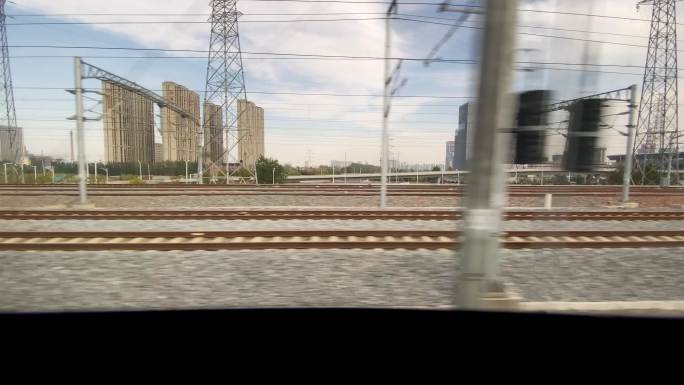 从车窗望出去，火车缓缓驶离中国河南省郑州东站