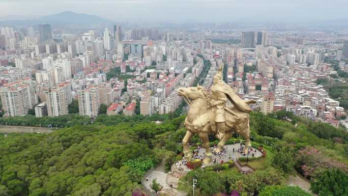 泉州郑成功雕像航拍丰泽区大坪山看市区阴天