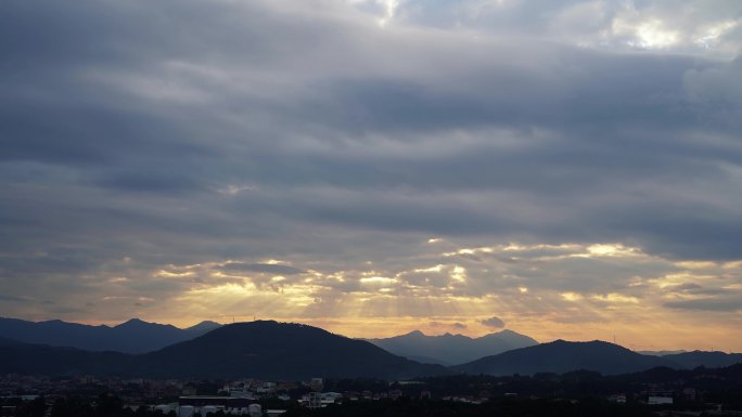 耶稣光延时天空阳光穿透云朵太阳光丁达尔光