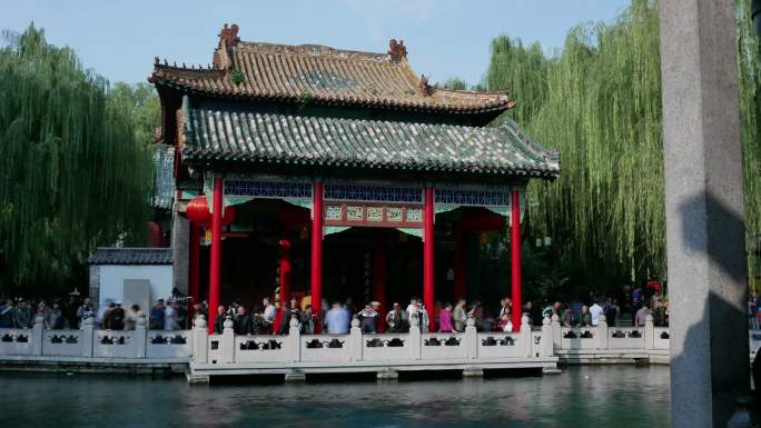 许多人参观中国花园