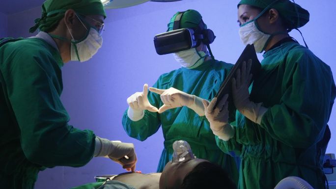 医生正在手术室为病人做手术。使用虚拟现实眼镜。