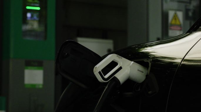 在停车场或加油站为车辆充电。电动汽车充电站。纯能源是未来世界的环境友好型能源。