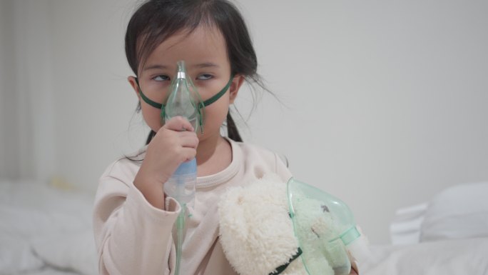 儿童家庭保健呼吸吸入器与玩偶玩耍