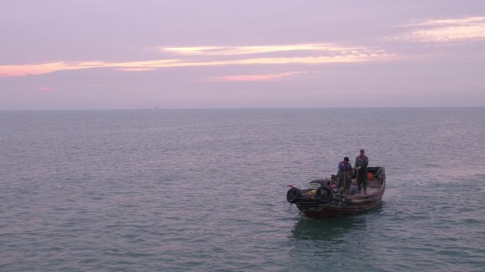 4k渔民出海日出打鱼网鱼海上养殖