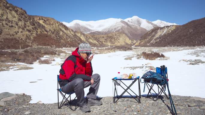 亚洲中年人在青藏高原荒野地区徒步旅行