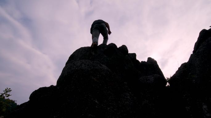 个人爬山 攀岩 登上山巅