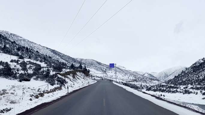 冰天雪地的川藏公路