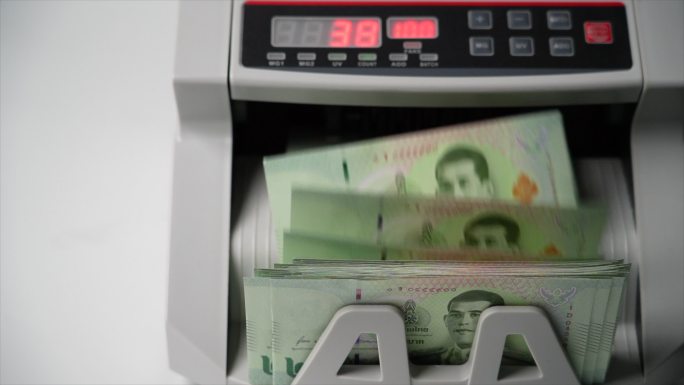 泰国银行钞票20泰铢在银行钞票计数器中计数的特写镜头，货币，计数，银行计数器，机器，纸币，金融市场概