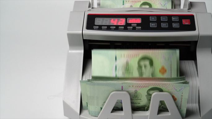 泰国银行纸币20泰铢在银行纸币计数器中计数的慢动作特写镜头，货币，计数，银行计数器，机器，纸币，金融
