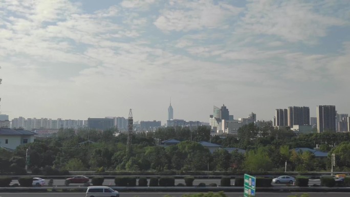 火车行驶窗外田野城市风景