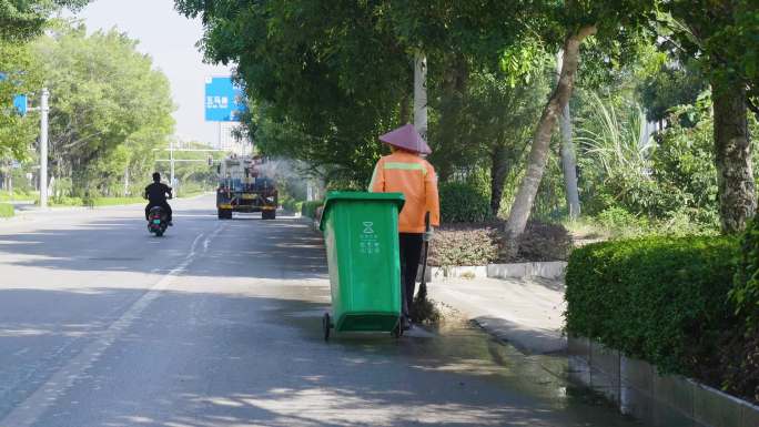 环卫工人浇水