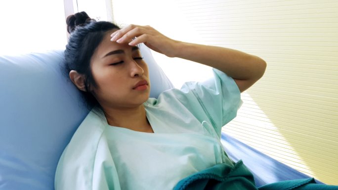 病床上的绝望女性外国人癌症新冠生病感冒发