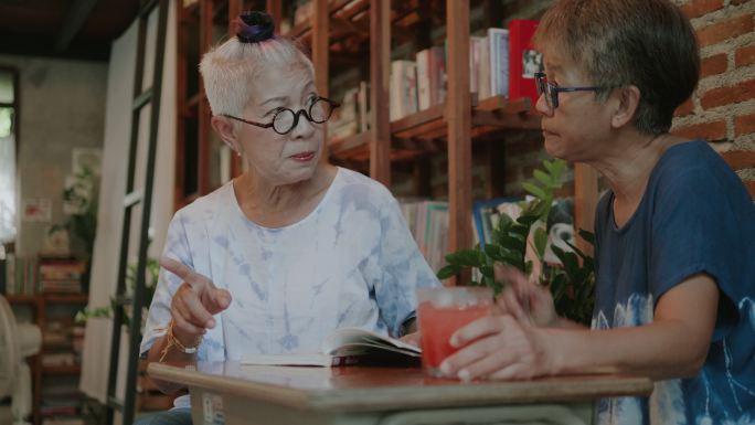 高级女性朋友周日在书友会打冷颤