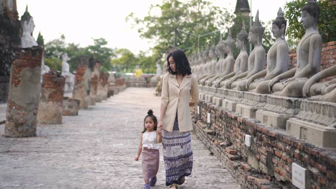 泰国寺庙的母女游客