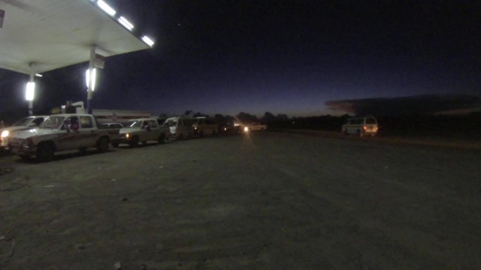 萨那市外的一个加油站。汽车在加油站排队。