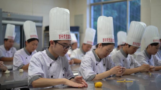 非遗之面塑手艺学校学生学习捏面人