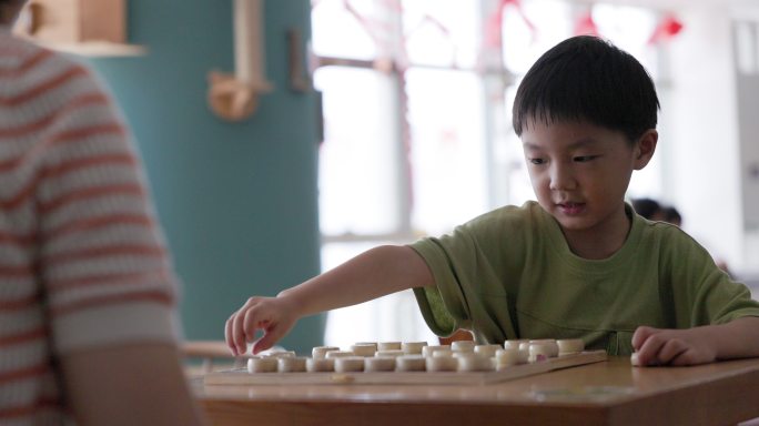 玩中国象棋的小男孩