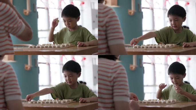 玩中国象棋的小男孩