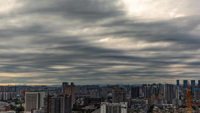 城市地平线清晨朝霞乌云滚滚云层流动延时