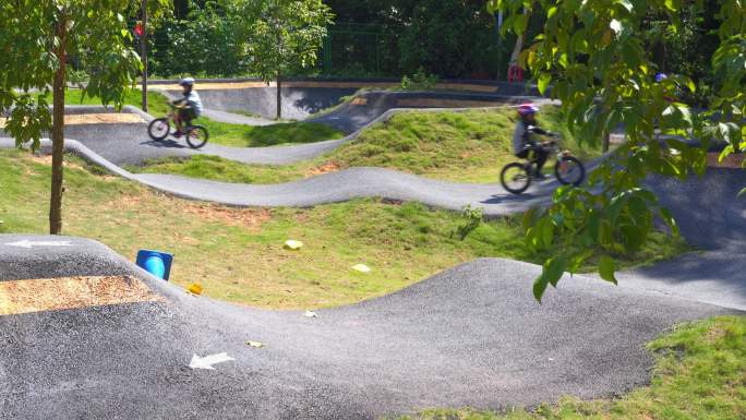 户外公园里给儿童玩耍的越野自行车赛道