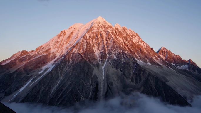 川西雅拉雪山日照金山日落雪山