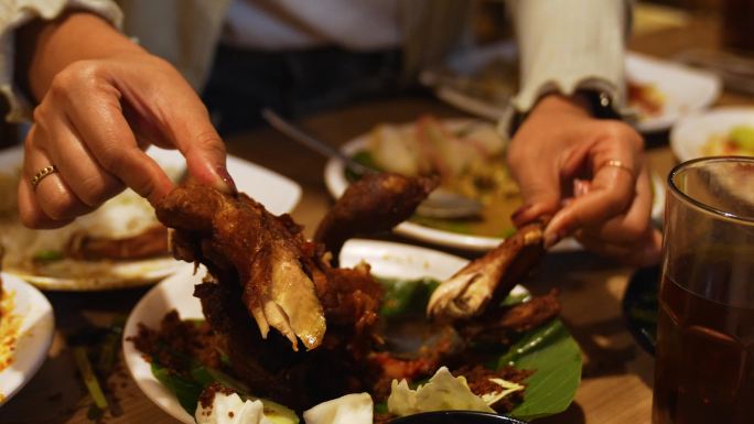 炸鸡和Tempe Mendoan，印尼烹饪