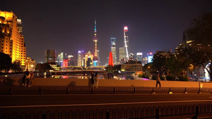 夜幕的上海陆家嘴和乍浦路桥