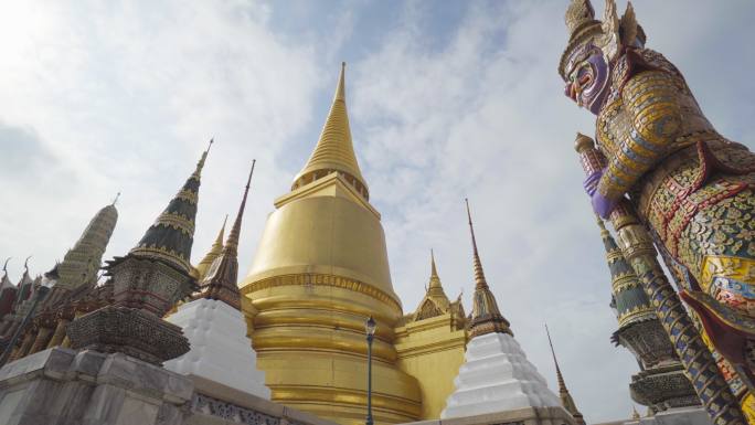 旅游目的地是泰国曼谷著名的旅游地标——华佛寺（Wat Phra Kaew）或翡翠佛寺（Emerald