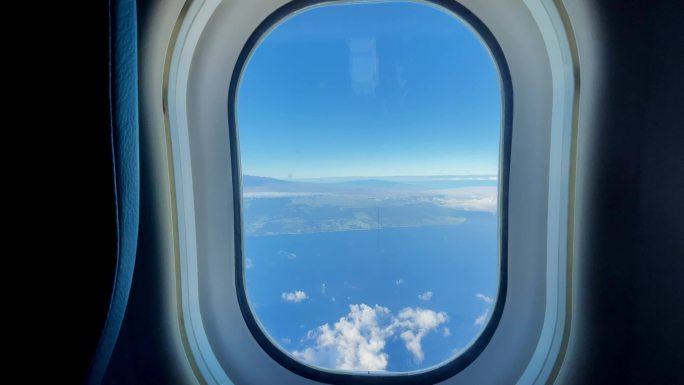 飞机窗口概述。飞机窗户云海