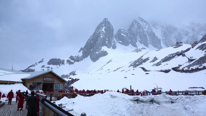 丽江玉龙雪山上的游客