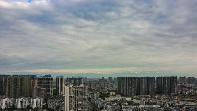 成都远眺雪山下的公园城市成都天空延时4K