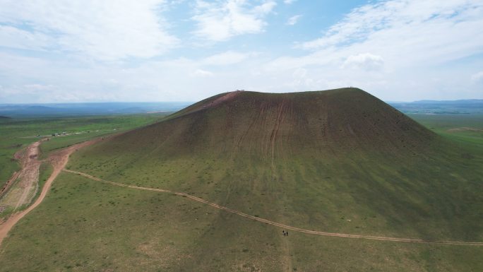 草原和已灭绝火山口鸟瞰图