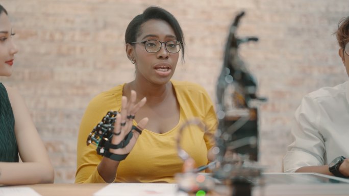 黑人女性讨论未来机器人发展战略