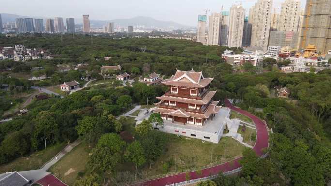 一个森林覆盖的城市公园中的中国传统阁楼的空中视频
