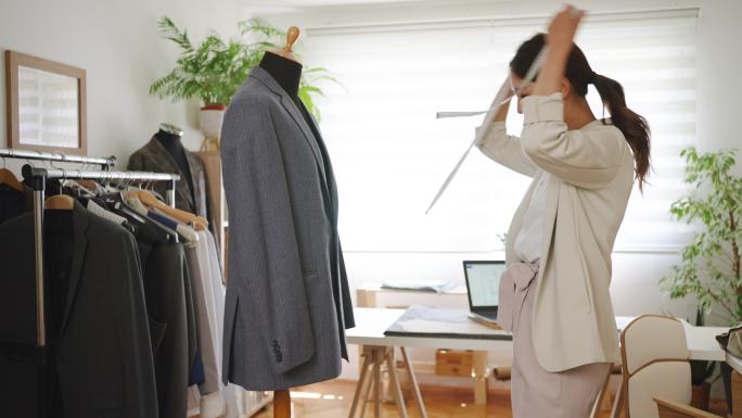 创意女裁缝测量西装袖子长度的日本种族