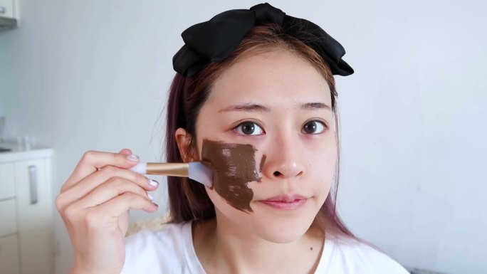 女生敷面膜，泥膜护肤，巧克力面膜使用过程