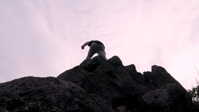 个人 团队 登山 跨越 逆光剪影