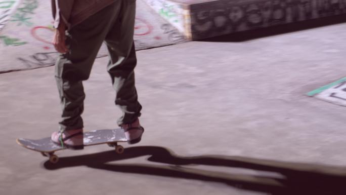 街头滑板少年