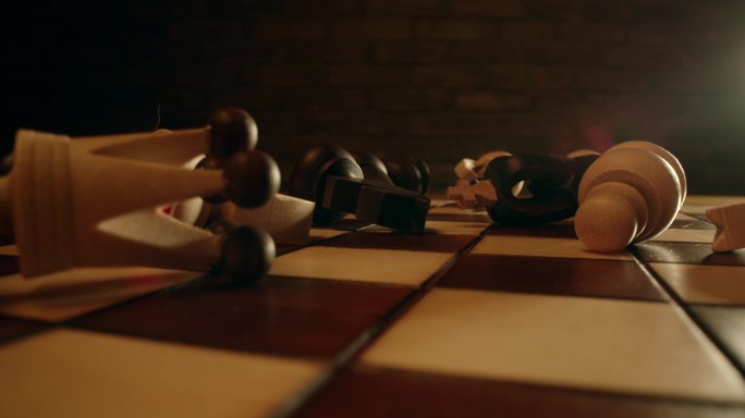 躺在棋盘上的棋子国际象棋推翻