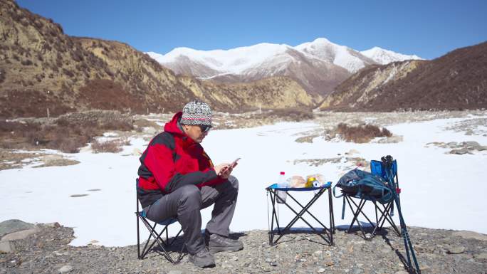 亚洲中年人在青藏高原荒野地区徒步旅行