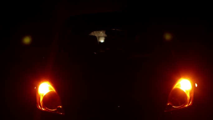 夜间停车灯闪烁前视
