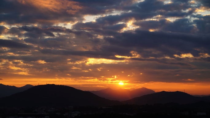 群山日落延时唯美夕阳黄昏云朵乡村傍晚天空