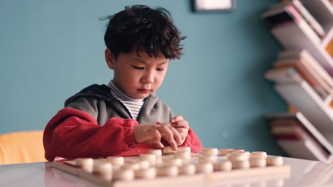 玩中国象棋的小男孩