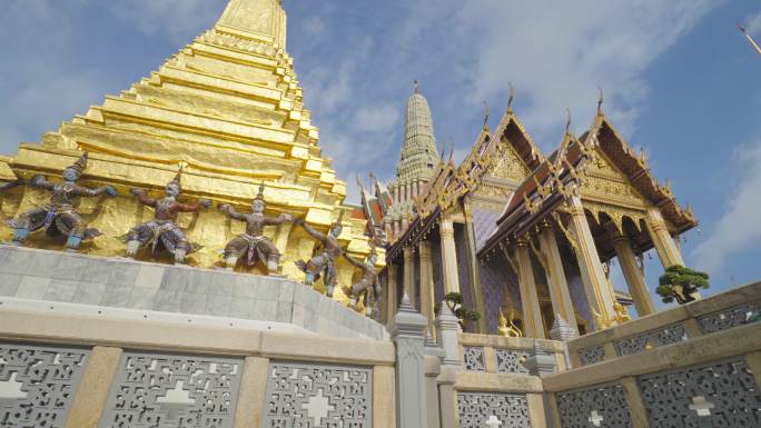 旅游目的地是泰国曼谷著名的旅游地标——华佛寺（Wat Phra Kaew）或翡翠佛寺（Emerald
