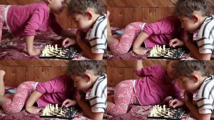 小女孩在床上下棋时在妹妹耳边悄悄说了一个秘密