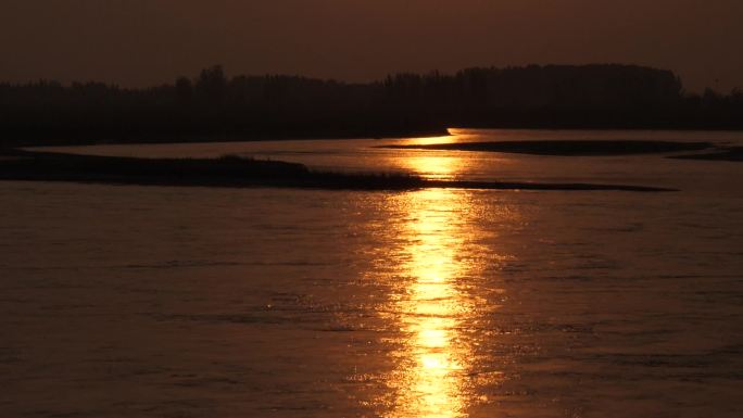 夕阳倒映在黄河上