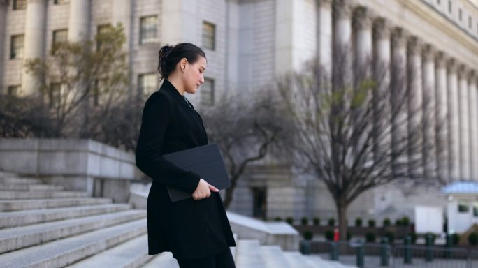 女律师离开法院女性